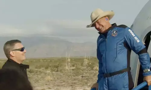 ബഹിരാകാശ യാത്രക്ക്​​ പണം തന്ന ആമസോൺ ജീവനക്കാർക്ക്​ നന്ദിയെന്ന്​​ ജെഫ്​ ബെസോസ്​; വിമർശനവുമായി നെറ്റിസൺസ്​