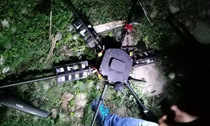 സ്ഫോടകവസ്തുക്കളുമായെത്തിയ ഡ്രോൺ വെടിവെച്ചിട്ട് ജമ്മുകശ്മീർ പൊലീസ് സ്ഫോടകവസ്തുക്കളുമായെത്തിയ ഡ്രോൺ വെടിവെച്ചിട്ട് ജമ്മുകശ്മീർ പൊലീസ്