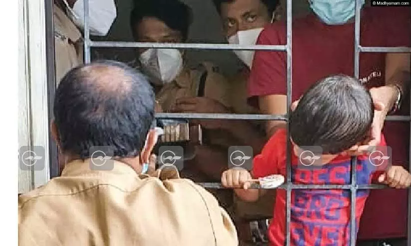 കുട്ടിയുടെ തല ജനൽ അഴിയിൽ കുടുങ്ങി; രക്ഷകരായി ഫയർ ഫോഴ്​സ്