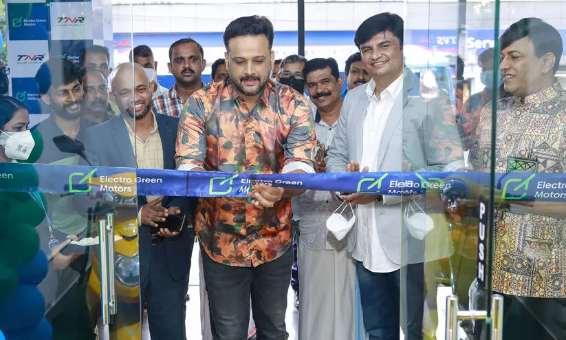 ഇലക്ട്രോ ഗ്രീൻ മോട്ടോർസ് - ടി.എൻ.ആർ ഇലക്ട്രിക് സ്കൂട്ടർ ഷോറൂം തൃശൂരിൽ പ്രവർത്തനമാരംഭിച്ചു ഇലക്ട്രോ ഗ്രീൻ മോട്ടോർസ് - ടി.എൻ.ആർ ഇലക്ട്രിക് സ്കൂട്ടർ ഷോറൂം തൃശൂരിൽ പ്രവർത്തനമാരംഭിച്ചു