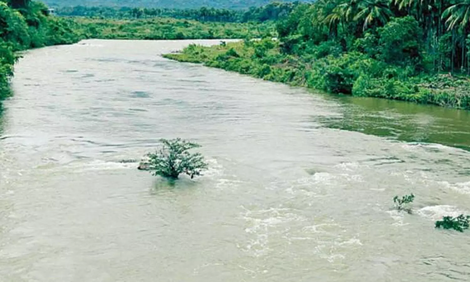 പുഴയിൽ കാൽ വഴുതി വീണ് ഒഴുകി പോയ 12 കാരനെ യുവാക്കൾ രക്ഷപ്പെടുത്തി