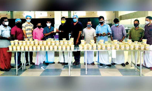 മൊ​ബൈ​ൽ ​േഫാണി​നാ​യി എ​സ്.​എ​ഫ്.​ഐ​ പാ​യ​സ ച​ല​ഞ്ച്​, സ്​നേഹമ​ധു​ര​മായി നാ​ട്ടു​കാ​ർ  ന​ൽ​കി​യ​ത്​ 4,40,000 രൂ​പ