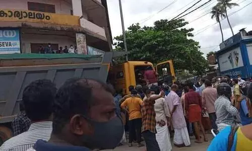 ടിപ്പർ ലോറി നടുറോഡിൽ നിർത്തി; പരിഭ്രാന്തരായി ഒാടിക്കൂടിയവർ കണ്ടത്​