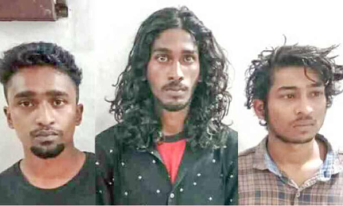 അയൽവാസിയുടെ തലക്കടിച്ചു; മൂന്ന് യുവാക്കൾ അറസ്റ്റിൽ അയൽവാസിയുടെ തലക്കടിച്ചു; മൂന്ന് യുവാക്കൾ അറസ്റ്റിൽ