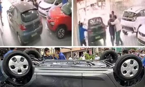 ഡെലിവറിക്കിടെ ഷോറൂമി​െൻറ രണ്ടാം നിലയിൽ നിന്ന്​ കാർ താഴേക്ക്​ പതിച്ചു; വീഡിയോ കാണാം