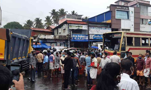കെ.എസ്.ആർ.ടി.സി ബസ് ടിപ്പറിലിടിച്ച് മുപ്പതോളം പേർക്ക് പരിക്ക്