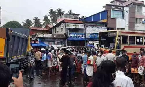 കെ.എസ്.ആർ.ടി.സി ബസ് ടിപ്പറിലിടിച്ച് മുപ്പതോളം പേർക്ക് പരിക്ക്