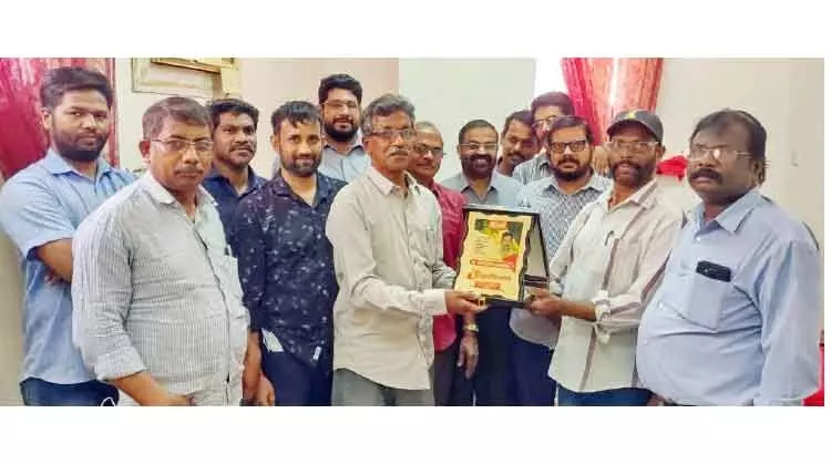 വേ​ണു​ഗോ​പാ​ല പി​ള്ള​ക്ക് കേ​ളി യാ​ത്ര​യ​യ​പ്പ് ന​ൽ​കി