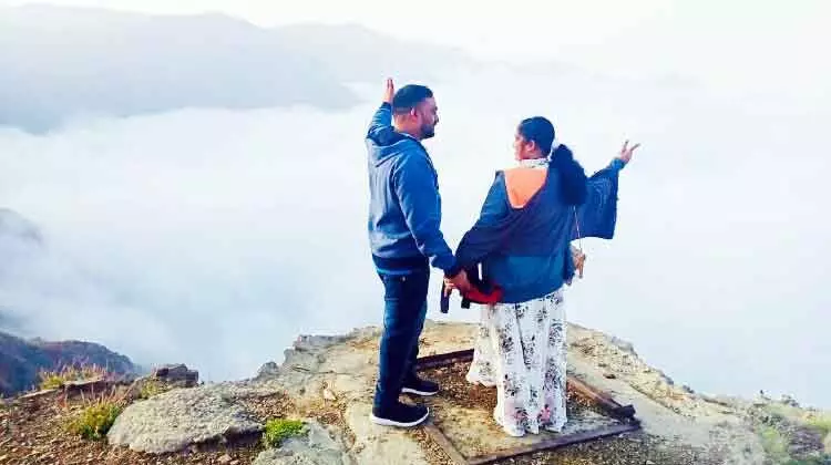 അ​ബ​ഹ​യി​ൽ പ്ര​ക​ൃ​തി പി​ണ​ങ്ങി: മ​ഴ​യി​ൽ ന​ന​ഞ്ഞൊ​ലി​ച്ച്​ പെ​രു​ന്നാ​ളാ​േ​ഘാ​ഷം