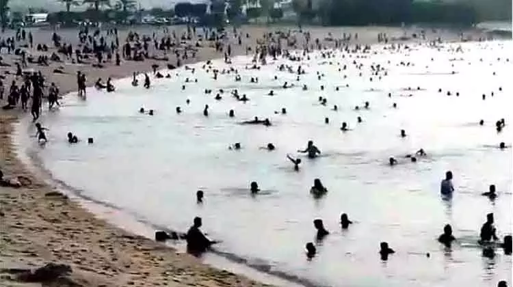 ബീച്ചുകളിലും പാർക്കുകളിലും തിരക്കേറെ