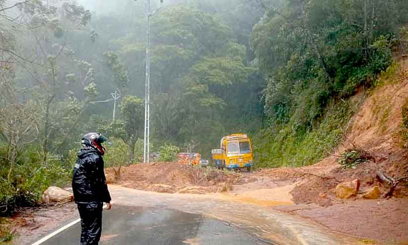 മൂന്നാറിൽ മണ്ണിടിച്ചിൽ; ഗതാഗതം മുടങ്ങി മൂന്നാറിൽ മണ്ണിടിച്ചിൽ; ഗതാഗതം മുടങ്ങി