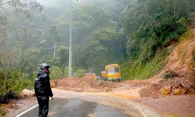 മൂന്നാറിൽ മണ്ണിടിച്ചിൽ; ഗതാഗതം മുടങ്ങി മൂന്നാറിൽ മണ്ണിടിച്ചിൽ; ഗതാഗതം മുടങ്ങി