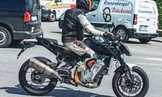 KTM 990 Duke spotted testing for the first time