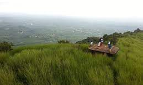 നി​യ​ന്ത്ര​ണം ലം​ഘി​ച്ച്കൊ​ടി​കു​ത്തി​മ​ല​യി​ലെ​ത്തി​യ  നൂ​റ്റി​മു​പ്പ​തോ​ളം പേ​ർ​ക്കെ​തി​രെ കേ​സ്