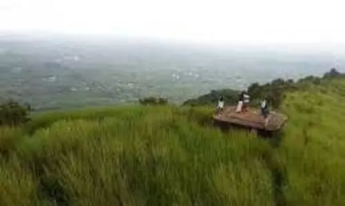 നി​യ​ന്ത്ര​ണം ലം​ഘി​ച്ച്കൊ​ടി​കു​ത്തി​മ​ല​യി​ലെ​ത്തി​യ  നൂ​റ്റി​മു​പ്പ​തോ​ളം പേ​ർ​ക്കെ​തി​രെ കേ​സ്