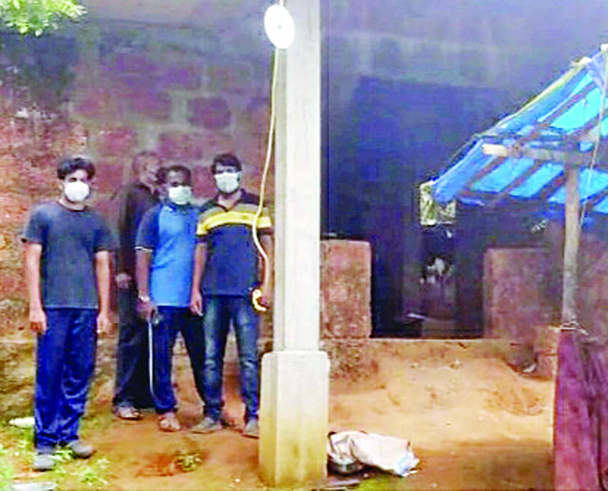 വിദ്യാർഥിയുടെ വീട് വൈദ്യുതീകരിച്ച്​ അധ്യാപക കൂട്ടായ്​മ