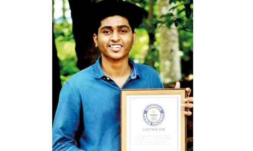 വി​ര​ൽ തു​മ്പി​ൽ പേ​ന ക​റ​ക്കി ഗി​ന്ന​സ് റെ​ക്കോ​ഡി​ലേ​ക്ക്