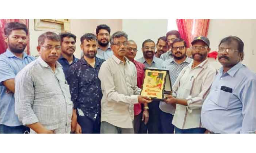 വേ​ണു​ഗോ​പാ​ല പി​ള്ള​ക്ക് കേ​ളി യാ​ത്ര​യ​യ​പ്പ് ന​ൽ​കി