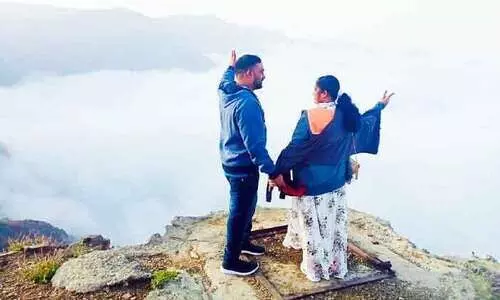 അ​ബ​ഹ​യി​ൽ പ്ര​ക​ൃ​തി പി​ണ​ങ്ങി: മ​ഴ​യി​ൽ ന​ന​ഞ്ഞൊ​ലി​ച്ച്​ പെ​രു​ന്നാ​ളാ​േ​ഘാ​ഷം