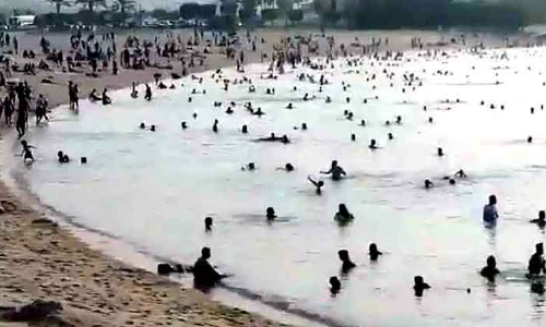 ബീച്ചുകളിലും പാർക്കുകളിലും തിരക്കേറെ