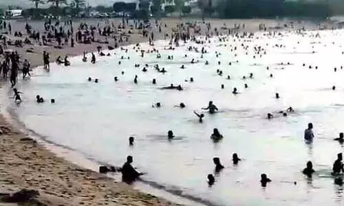 ബീച്ചുകളിലും പാർക്കുകളിലും തിരക്കേറെ