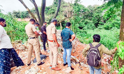 കൊടും ക്രൂരത: തെ​രു​വു​നാ​യെ കുടുക്കിട്ട് പിടിച്ച്   വിഷം കുത്തിവെച്ച് കൊന്ന് കുഴിച്ചുമൂടി