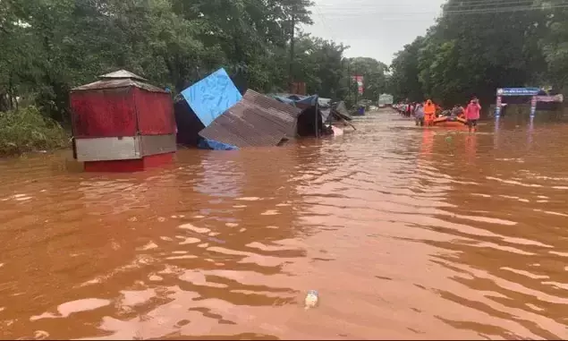 തിമിർത്തുപെയ്ത് മഴ; മുംബൈയിൽ മരണം 136, ലക്ഷത്തോളം േപരെ ഒഴിപ്പിച്ചു തിമിർത്തുപെയ്ത് മഴ; മുംബൈയിൽ മരണം 136, ലക്ഷത്തോളം േപരെ ഒഴിപ്പിച്ചു