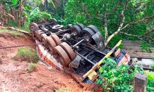 ച​ര​ക്ക് ലോ​റി വീ​ടി​ന് മു​ക​ളി​ലേ​ക്ക് മ​റി​ഞ്ഞു; വീ​ട്ടു​കാ​ർ അ​ത്ഭു​ത​ക​ര​മാ​യി ര​ക്ഷ​പ്പെ​ട്ടു