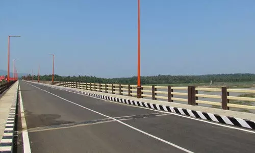 അന്തർ സംസ്ഥാന പാതയിൽ പാലം തകർന്നു, ഗതാഗതം മുടങ്ങി; ​കെ.എസ്.ആർ.ടി.സി ബസ് രക്ഷപ്പെട്ടത്​ തലനാരിഴക്ക്​