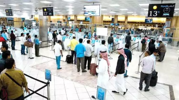 യാ​ത്ര പ്ര​തി​സ​ന്ധി തു​ട​രു​ന്നു: മേ​ലോ​ട്ട്​ നോ​ക്കി ഗ​ൾ​ഫ് പ്ര​വാ​സി​ക​ൾ