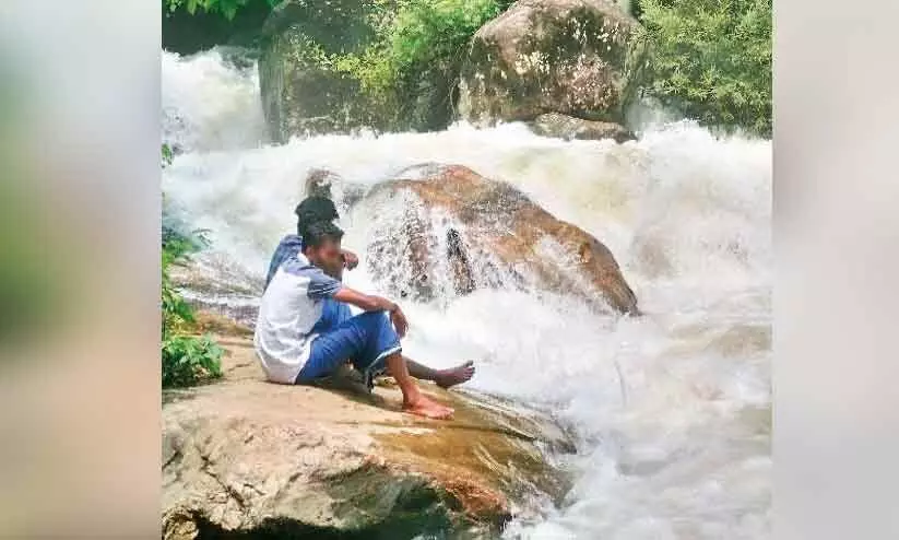 നിയന്ത്രണമില്ല; തെന്മലയിൽ വെള്ളച്ചാട്ടം കാണാൻ ആളുകളുടെ ഒഴുക്ക് നിയന്ത്രണമില്ല; തെന്മലയിൽ വെള്ളച്ചാട്ടം കാണാൻ ആളുകളുടെ ഒഴുക്ക്