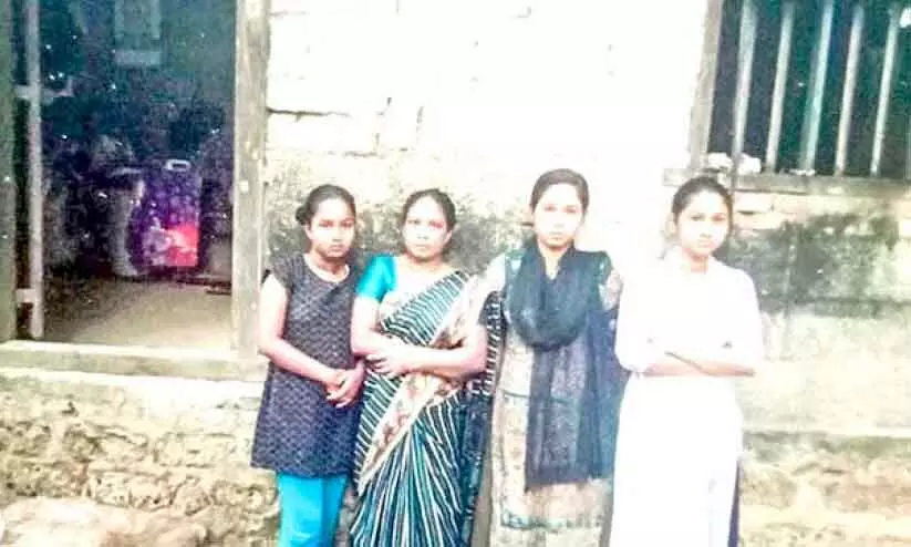 ഈ മണ്ണിന് ഒരമ്മയുടെയും മൂന്ന് പെൺമക്കളുടെയും കണ്ണീർ നനവ് ഈ മണ്ണിന് ഒരമ്മയുടെയും മൂന്ന് പെൺമക്കളുടെയും കണ്ണീർ നനവ്