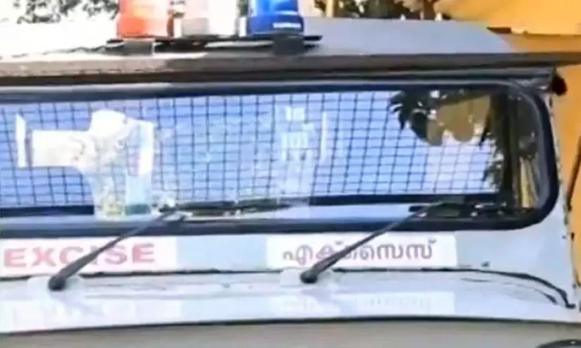 വ്യാജക്കള്ള് നിർമാണത്തിന് ഒത്താശ: 70 എക്സൈസ് ഉദ്യോഗസ്ഥർക്ക് സ്ഥലംമാറ്റം വ്യാജക്കള്ള് നിർമാണത്തിന് ഒത്താശ: 70 എക്സൈസ് ഉദ്യോഗസ്ഥർക്ക് സ്ഥലംമാറ്റം