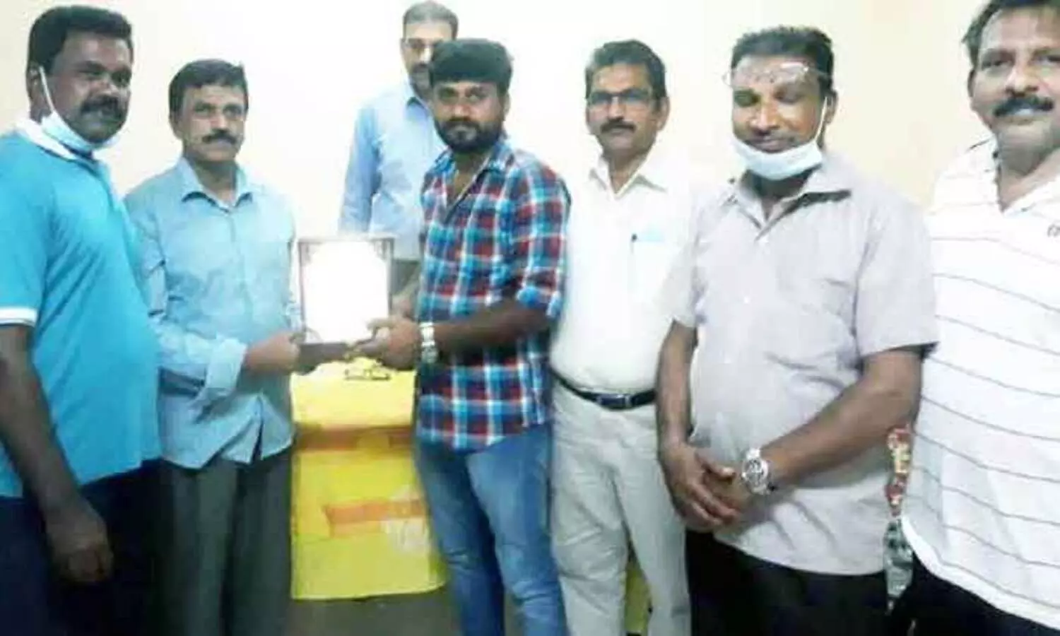 ജോ​മോ​ൻ ജോ​സ​ഫി​ന് ന​വ​യു​ഗം യാ​ത്ര​യ​യ​പ്പ് ന​ൽ​കി