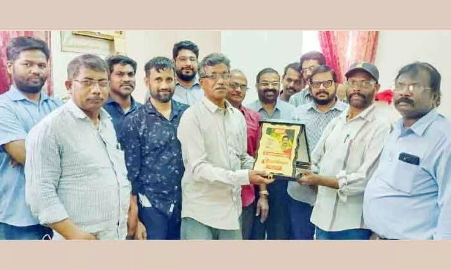 വേ​ണു​ഗോ​പാ​ല പി​ള്ള​ക്ക് കേ​ളി യാ​ത്ര​യ​യ​പ്പ് ന​ൽ​കി