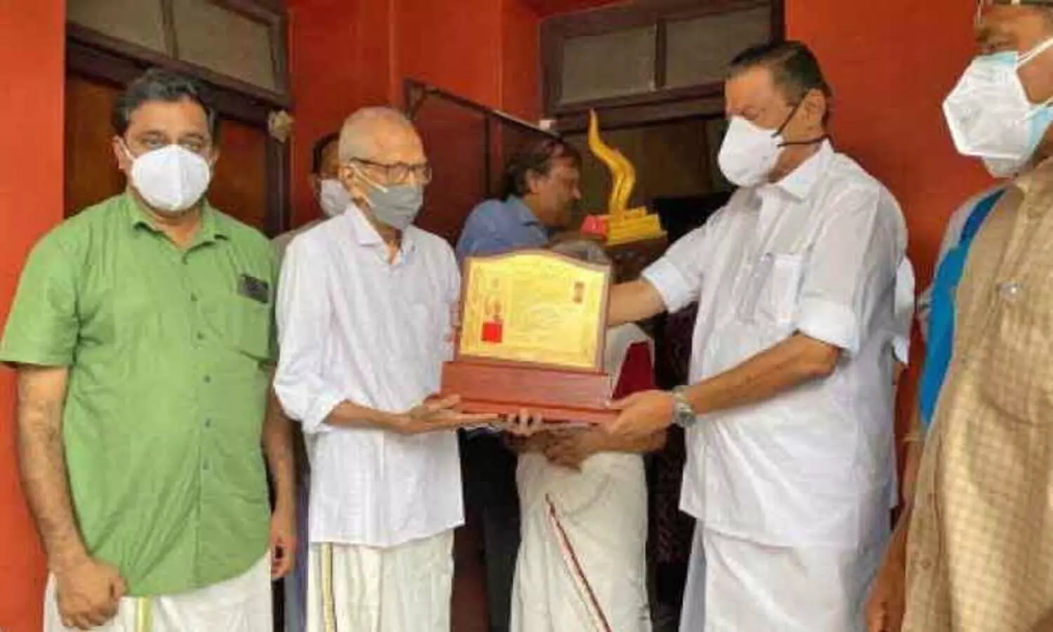 കുവൈത്ത്​ കല ട്രസ്​റ്റ്​ സാംബശിവൻ പുരസ്​കാരം എം.കെ. സാനുവിന് സമ്മാനിച്ചു