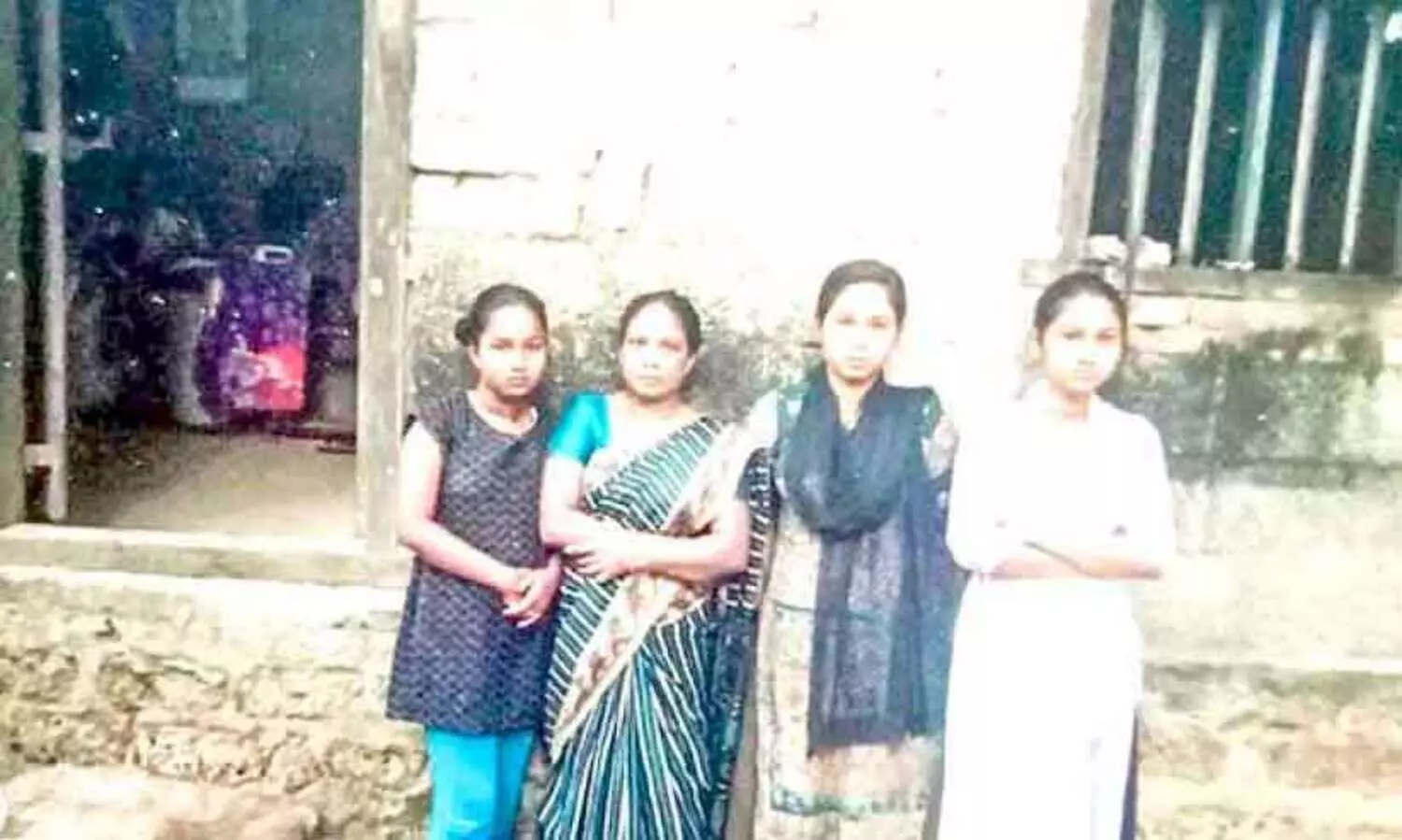 ഈ മണ്ണിന് ഒരമ്മയുടെയും മൂന്ന് പെൺമക്കളുടെയും കണ്ണീർ നനവ്​