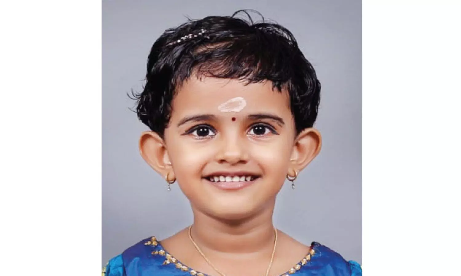 വീട് ക്ലാസ്​ മുറിയാക്കി കുഞ്ഞു ധ്വനി ടീച്ചർ പഠിപ്പിക്കുന്ന തിരക്കിലാണ്