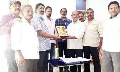 സു​രേ​ഷ് ബാ​ബു​വി​ന് കേ​ളി​യു​ടെ യാ​ത്ര​യ​യ​പ്പ്