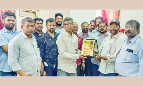 വേ​ണു​ഗോ​പാ​ല പി​ള്ള​ക്ക് കേ​ളി യാ​ത്ര​യ​യ​പ്പ് ന​ൽ​കി