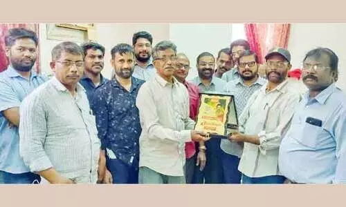 വേ​ണു​ഗോ​പാ​ല പി​ള്ള​ക്ക് കേ​ളി യാ​ത്ര​യ​യ​പ്പ് ന​ൽ​കി