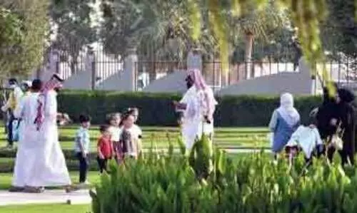 അവധി ആഘോഷമാക്കി; ബീച്ചിലും പാർക്കിലും തിരക്ക്​