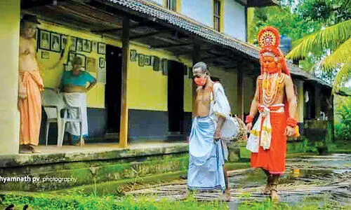 മഹാമാരിക്കിടയിലും ആടിവേടൻ എത്തി