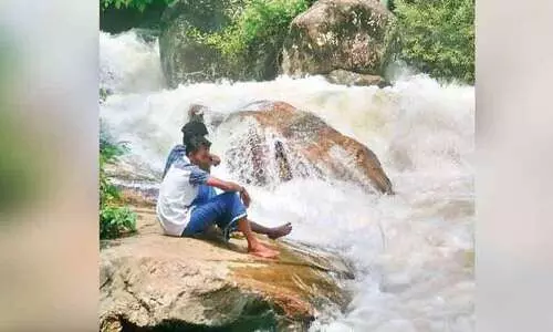 നിയന്ത്രണമില്ല; തെന്മലയിൽ വെള്ളച്ചാട്ടം കാണാൻ ആളുകളുടെ ഒഴുക്ക്