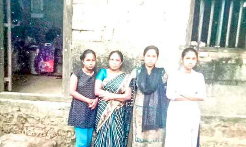 ഈ മണ്ണിന് ഒരമ്മയുടെയും മൂന്ന് പെൺമക്കളുടെയും കണ്ണീർ നനവ്​