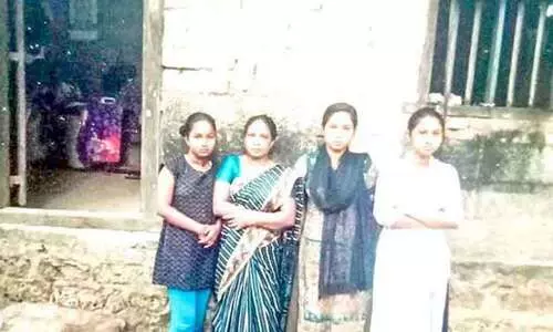 ഈ മണ്ണിന് ഒരമ്മയുടെയും മൂന്ന് പെൺമക്കളുടെയും കണ്ണീർ നനവ്​