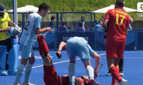 മത്സരത്തിനിടെ അർജന്‍റീന താരം എതിരാളിയുടെ തലക്ക്​ ഹോക്കി സ്റ്റിക്ക്​ കൊണ്ട്​ ഇടിച്ചു