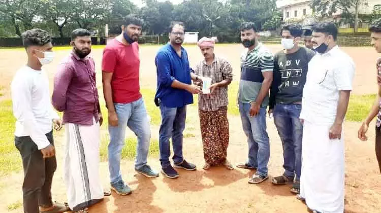 സു​ബൈ​ർ വാ​ഴ​ക്കാ​ടി​ന്‌ പ്ര​വാ​സി അ​ര്‍ജ​ൻ​റീ​ന ആ​രാ​ധ​ക​ര്‍ ഉ​പ​ഹാ​രം കൈ​മാ​റി