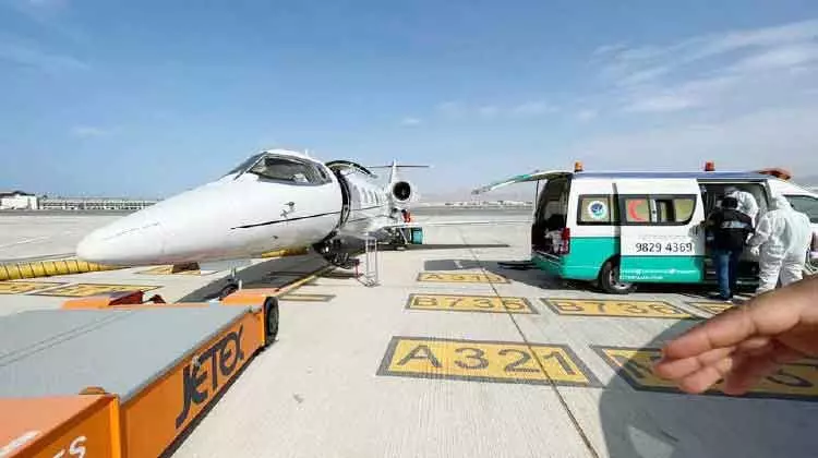 കോവിഡ് ന്യൂമോണിയ: രോഗിയെ എയർ ആംബുലൻസിൽ നാട്ടിലേക്ക് കൊണ്ടുപോയി കോവിഡ് ന്യൂമോണിയ: രോഗിയെ എയർ ആംബുലൻസിൽ നാട്ടിലേക്ക് കൊണ്ടുപോയി