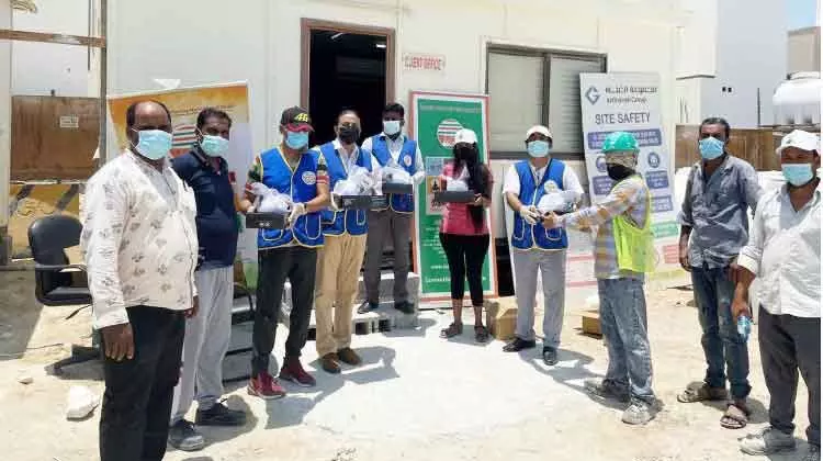 െഎ.​സി.​ആ​ർ.​എ​ഫ്​ കു​ടി​വെ​ള്ള​വും പ​ഴ​ങ്ങ​ളും ന​ൽ​കി